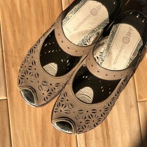 J41 slip on open toe sandal shoe. Brown. Size 7.5